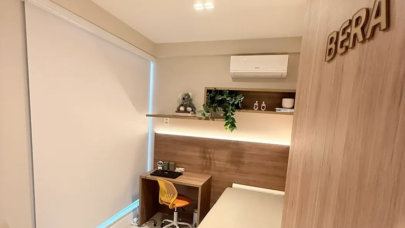 Sala do exame BERA na Clínica Rhinus, com maca, poltrona de acompanhante e o equipamento