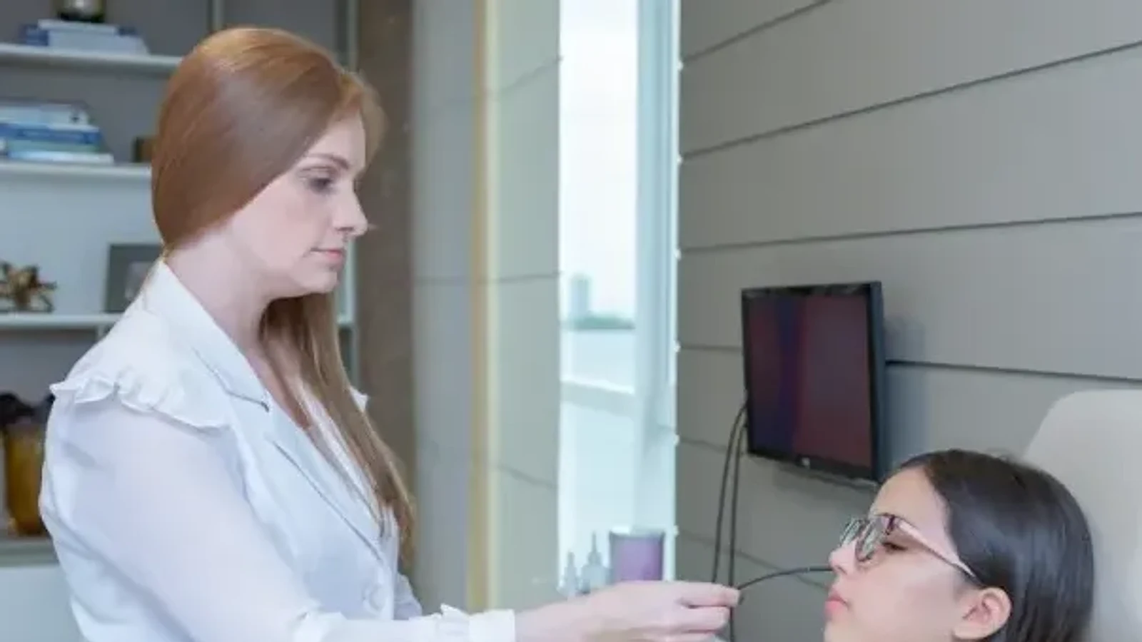 Otorrinolaringologista da Clínica Rhinus realizando videoendoscopia nasal