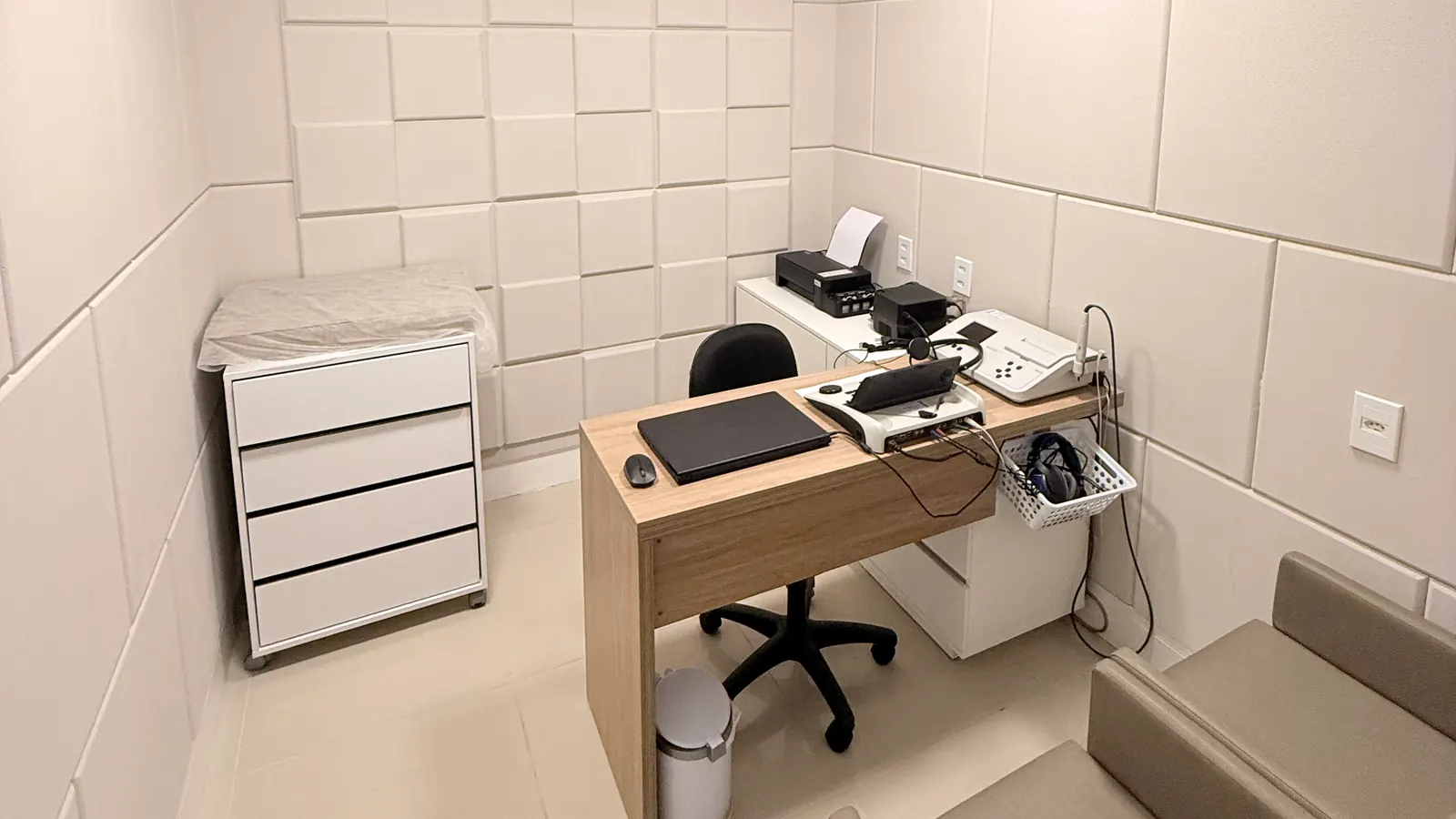 Sala acústica da Clínica Rhinus, onde a audiometria é realizada
